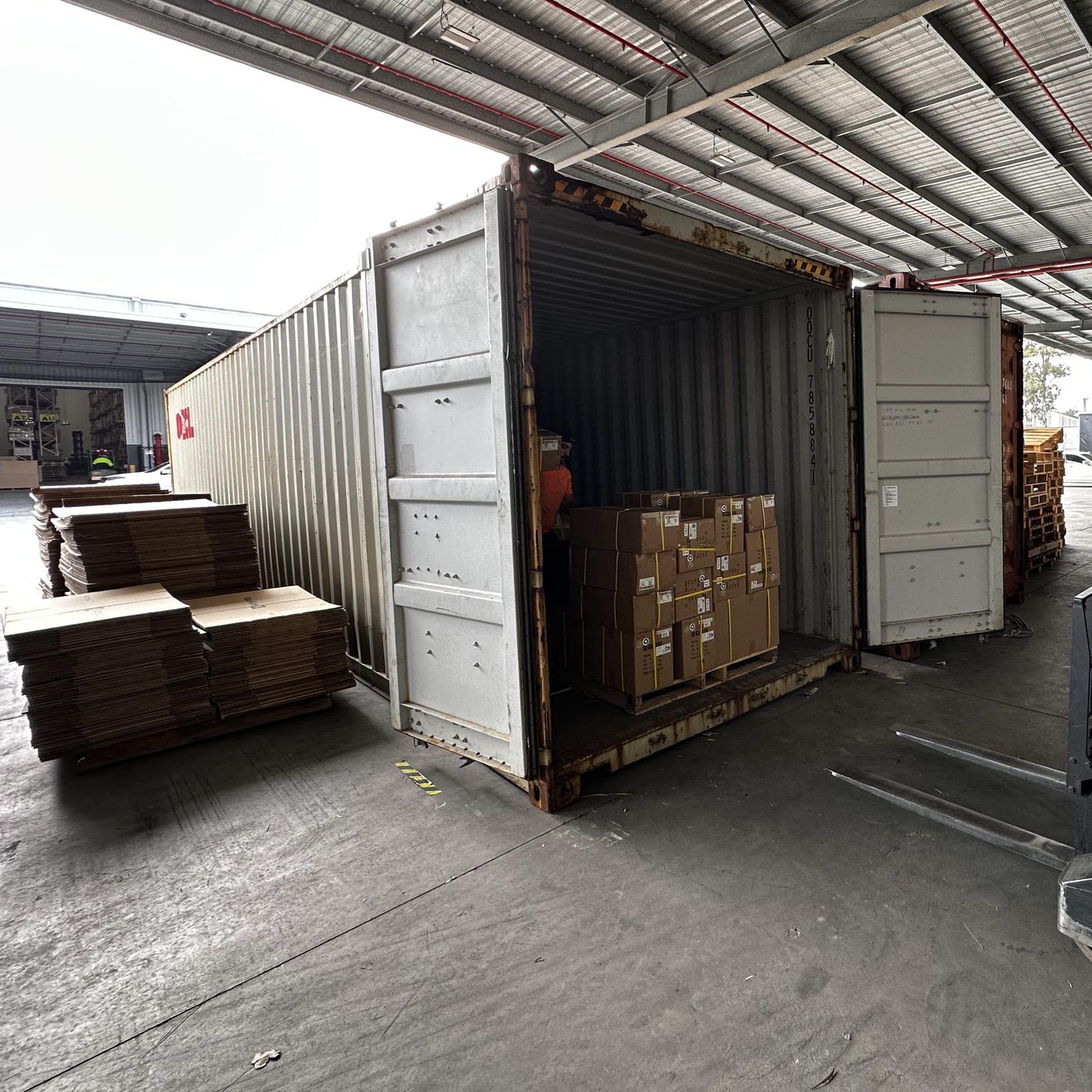 Container unloading crew Sydney - LS Logistics